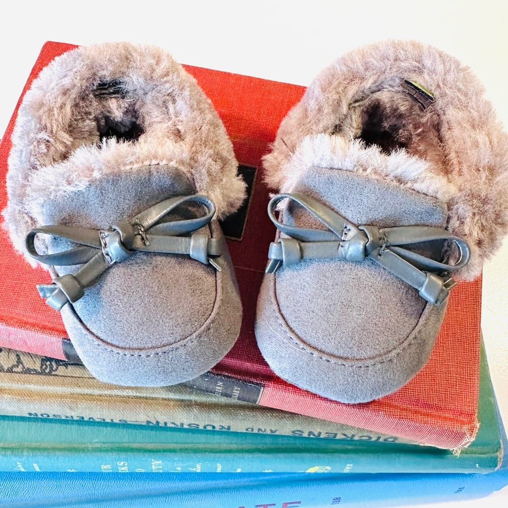 Stepping Stones 0-3mos Grey Suede Fur Lined Baby Booties w Faux Leather Bow